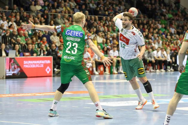 22 02 2026, xgox, Handball Daikin HBL SC Magdeburg GWD Minden emspor, v l Magnus Saugstrup Magdeburg, 23 , Ian Weber Minden, 13 duel, duel, fight, tackle Magdeburg