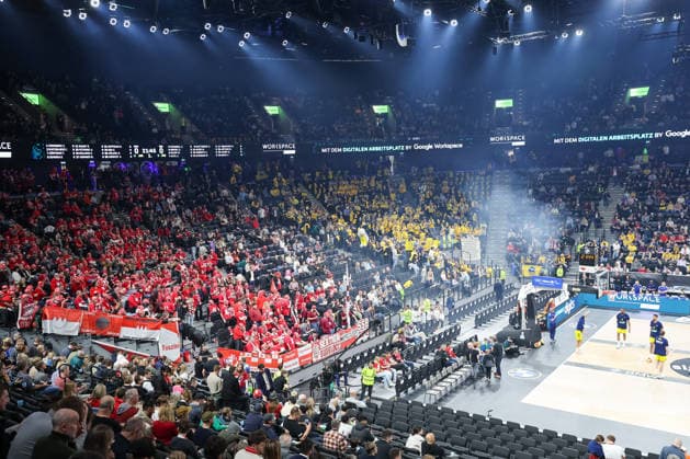 The SAP Garden before the game with the fan blocks of Alba Berlin and Bamberg Baskets, GER, BMA365 Bamberg Baskets vs Alba Berlin, Basketball, BBL Pokal, BMW TOP FOUR, Final, Season 2025 2026, 22 02 2026, GER, BMA365 Bamberg Baskets vs Alba Berlin, Basketball, BBL Pokal, BMW TOP FOUR, Final, Season 2025 2026, 22 02 2026 Munich Copyright: xEibner-Pressefoto JennixMaulx EP_JML