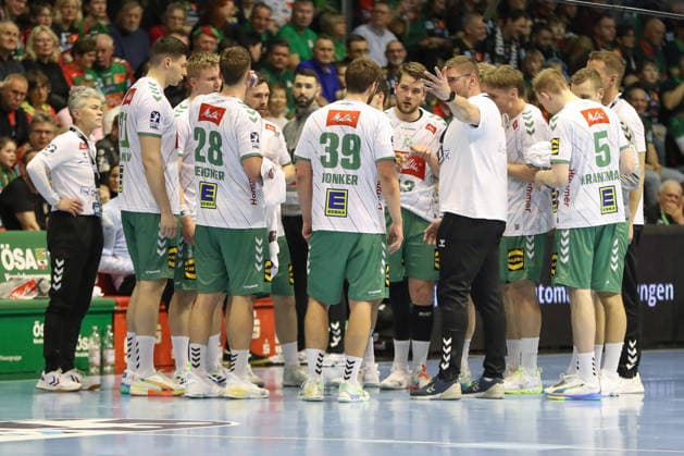 22 02 2026, xgox, Handball Daikin HBL SC Magdeburg GWD Minden emspor, v l Minden during time-out Magdeburg