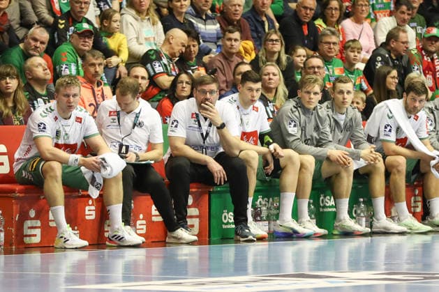 22 02 2026, xgox, Handball Daikin HBL SC Magdeburg GWD Minden emspor, v l Aaron Ziercke Minden, coach sits thoughtfully on the bench Magdeburg
