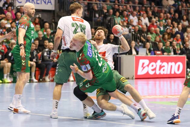 22 02 2026, xgox, Handball Daikin HBL SC Magdeburg GWD Minden emspor, f l Max Staar Minden, 27 and Magnus Saugstrup Magdeburg, 23 duel, duel, fight, tackle Magdeburg