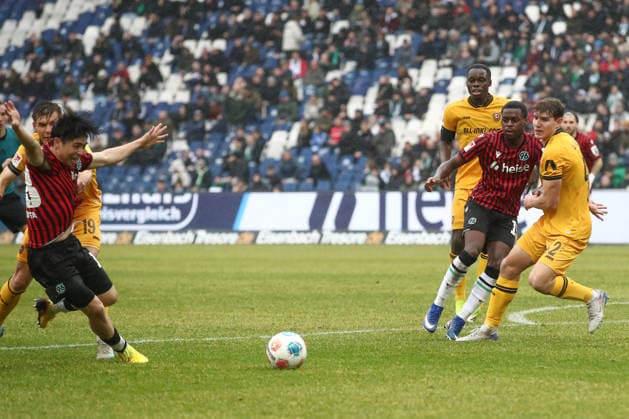 22 02 2026, xtgx, Fußball 2 Bundesliga, Hannover 96 SG Dynamo Dresden emspor, v l Alexander Rossipal Dresden, 19 , Daisuke Yokota Hannover, 18 Zweikampf, Duell, Kampf, tackle DFL DFB REGULATIONS PROHIBIT ANY USE OF PHOTOGRAPHS as IMAGE SEQUENCES and or QUASI VIDEO Hannover