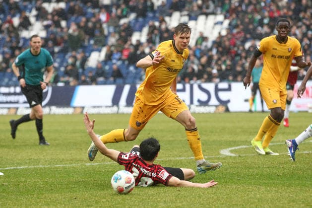 22 02 2026, xtgx, Fußball 2 Bundesliga, Hannover 96 SG Dynamo Dresden emspor, v l Alexander Rossipal Dresden, 19 , Daisuke Yokota Hannover, 18 Zweikampf, Duell, Kampf, tackle DFL DFB REGULATIONS PROHIBIT ANY USE OF PHOTOGRAPHS as IMAGE SEQUENCES and or QUASI VIDEO Hannover