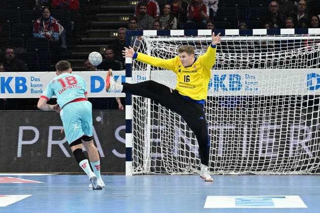 Handball I Men I Bundesliga l Daikin HBL I Handball Sportverein Hamburg MT Melsungen I Matchday I Season 2025 2026 I HSVH I 22 02 2026 I v l Drosten Florian MT Melsungen and Haug Robin HSV Hamburg haelt den 7meter , Sportarena Barclays Arena Hamburg, Stellingen Hamburg Germany