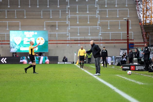 22 02 2026, xrekx, Fußball 2 Bundesliga, Preußen Münster 1 FC Kaiserslautern v l Referee Referee Patrick Schwengers Torsten Lieberknecht Trainer 1 FC Kaiserslautern has received a yellow card, received a yellow card DFL DFB REGULATIONS PROHIBIT ANY USE OF PHOTOGRAPHS as IMAGE SEQUENCES and or QUASI VIDEO Münster