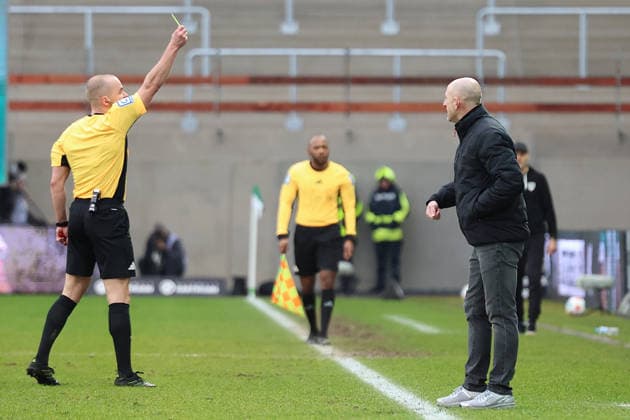 22 02 2026, xrekx, Fußball 2 Bundesliga, Preußen Münster 1 FC Kaiserslautern v l Referee Referee Patrick Schwengers Torsten Lieberknecht Trainer 1 FC Kaiserslautern has received a yellow card, received a yellow card DFL DFB REGULATIONS PROHIBIT ANY USE OF PHOTOGRAPHS as IMAGE SEQUENCES and or QUASI VIDEO Münster