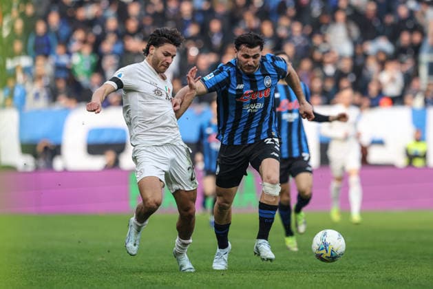 Napoli™s Antonio Vergara Atalanta s Sead Kolasinac during the Serie A soccer match between A.C Atalanta B.C. and Napoli at the New Balance Arena in Bergamo, Italy - Sunday, February 22, 2026. - Soccer .  Copyright: xStefanoxNicoli LaPressex