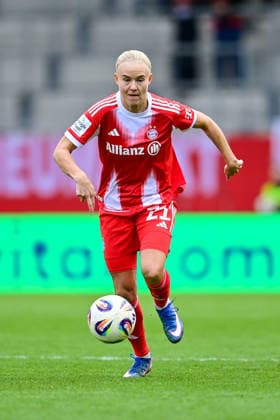 Pernille HARDER FC Bayern Muenchen, FCB, 21 on the ball, cropped image, single image, action, action, 22 02 2026, Munich Germany , Football, Google Pixel Women Bundesliga, FC Bayern Munich VfL Wolfsburg, DFB DFL REGULATIONS PROHIBIT ANY USE OF PHOTOGRAPHS AS IMAGE SEQUENCES AND OR QUASI VIDEO xslx