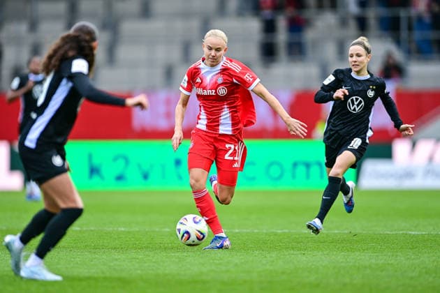 v li Pernille HARDER FC Bayern Muenchen, FCB, 21 Svenja Huth Wolfsburg, 10 in duel, duel, tackle, dynamics, action, action, 22 02 2026, Munich Germany , Football, Google Pixel Women Bundesliga, FC Bayern München VfL Wolfsburg, DFB DFL REGULATIONS PROHIBIT ANY USE OF PHOTOGRAPHS AS IMAGE SEQUENCES AND OR QUASI VIDEO xslx