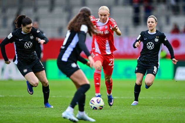v li Caitlin Dijkstra Wolfsburg, 3 Kessya Bussy Wolfsburg, 19 Pernille HARDER FC Bayern Muenchen, FCB, 21 Svenja Huth Wolfsburg, 10 in duel, duel, tackle, dynamic, action, action, 22 02 2026, Munich Germany , Soccer, Google Pixel Women Bundesliga, FC Bayern Munich VfL Wolfsburg, DFB DFL REGULATIONS PROHIBIT ANY USE OF PHOTOGRAPHS AS IMAGE SEQUENCES AND OR QUASI VIDEO xslx