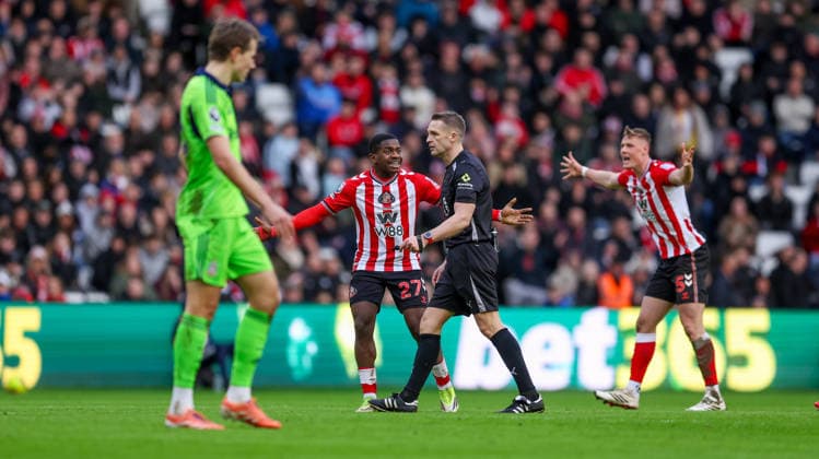 Sunderland v Fulham, Premier League Sunderland midfielder Noah Sadiki (27) appeals to referee Craig Pawson during the Premier League match between Sunderland and Fulham at the Stadium Of Light, Sunderland, UK on 22 February 2026. Editorial use only DataCo restrictions apply See www.football-dataco.com , Copyright: xSimonxDaviesx PSI-23794-0032