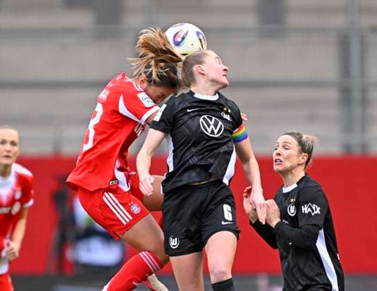 22 02 2026, Google Pixel Womens Soccer Bundesliga 2025 2026, Matchday 19, FC Bayern Munich VfL Wolfsburg, at Bayern Campus Munich, v l Momoko Tanikawa FC Bayern Munich vs Janina Minge VfL Wolfsburg