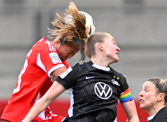 22 02 2026, Google Pixel Womens Soccer Bundesliga 2025 2026, Matchday 19, FC Bayern Munich VfL Wolfsburg, at Bayern Campus Munich, v l Momoko Tanikawa FC Bayern Munich vs Janina Minge Wolfsburg