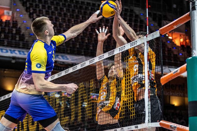 22 02 26, Volleyball, Men BR Volleys Volley Goats Mitteldeutschland, Bundesliga, 23 Matchday, Max Schmeling Halle Valdas Listanskis Volley Goats plays the ball against the block of Matthew Knigge BR Volleys and Nolan Flexen BR Volleys BR Volleys Volley Goats Mitteldeutschland,