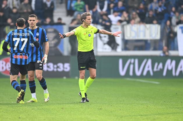 The referee of the match explain a Var decision during Atalanta BC vs SSC Napoli, Italian soccer Serie A match in Bergamo, Italy, February 22 2026  Copyright: xGianlucaxRicci IPAxSportx xipa-agency.netx xx IPA_71873896 IPA_Agency_IPA71873896