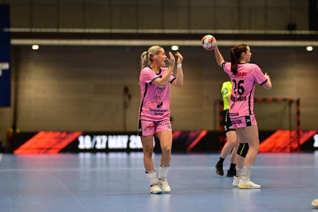 Handball I Women I Season 2025 2026 I EHF European League I VfL Oldenburg Tertnes Bergen I 22 02 2026 Rikke Midtfjeld 18, Tertnes Bergen gives instructions Buxtehude Halle Nord NEW Lower Saxony Germany Copyright: xLobeca FelixxSchlikisx