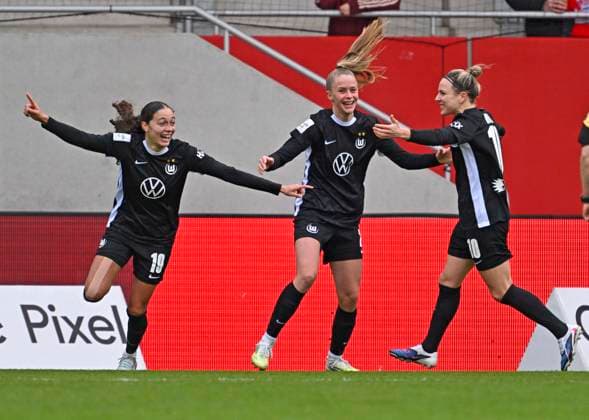 22 02 2026, Google Pixel Womens Soccer Bundesliga 2025 2026, Matchday 19, FC Bayern Munich VfL Wolfsburg, at Bayern Campus Munich, Wolfsburgs goal celebration f l Kessya Bussy, Svenja Huth all Wolfsburg