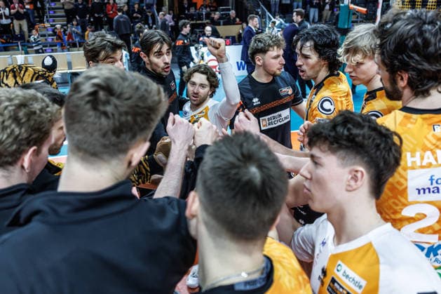 22 02 26, Volleyball, Männer BR Volleys Volley Goats Mitteldeutschland, Bundesliga, 23 Spieltag, Max Schmeling Halle Kyle Dagostino BR Volleys is happy with his team about the victory BR Volleys Volley Goats Mitteldeutschland,
