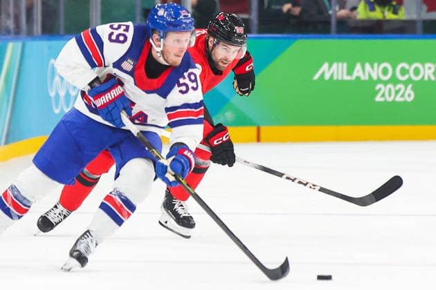 ITALY, MILAN - FEBRUARY 22, 2026: The USA s Jake Guentzel (L) and Canada s Brandon Hagel fight for the puck in the men s Ice hockey, Eishockey gold medal match during the 2026 Winter Olympic Games, Olympische Spiele, Olympia, OS at Milano Santagiulia Ice Hockey Arena 2026 Winter Olympics: Men s Ice Hockey, Canada Vs USA  - ZUMAt113 20260222_zaa_t113_340 Copyright: xPeterxKovalevx