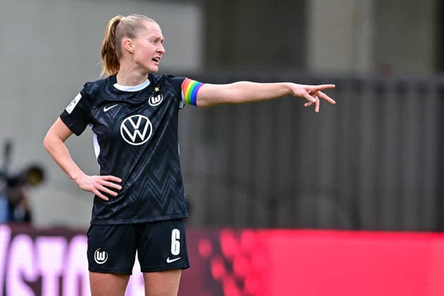 Janina Minge Wolfsburg, 6 gives instructions, gestures, gesticulates with arms, gives instructions, gesticulate, single image, action, action, 22 02 2026, Munich Germany , Football, Google Pixel Women Bundesliga, FC Bayern Munich VfL Wolfsburg, DFB DFL REGULATIONS PROHIBIT ANY USE OF PHOTOGRAPHS AS IMAGE SEQUENCES AND OR QUASI VIDEO xslx