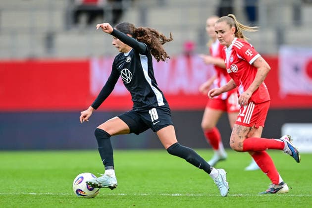 v li Kessya Bussy Wolfsburg, 19 Georgia STANWAY FC Bayern Muenchen, FCB, 31 in duel, duel, tackle, dynamics, action, action, 22 02 2026, Munich Germany , Football, Google Pixel Women Bundesliga, FC Bayern Munich VfL Wolfsburg, DFB DFL REGULATIONS PROHIBIT ANY USE OF PHOTOGRAPHS AS IMAGE SEQUENCES AND OR QUASI VIDEO xslx