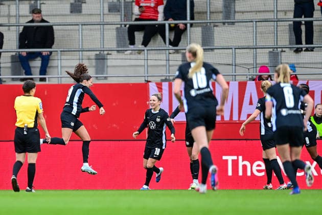 Players of VfL Wolfsburg with goal celebration, jubilation, goal celebration, celebrate the goal, goal, celebration, jubilation over the goal to 0 1 by Kessya Bussy Wolfsburg, 1Jan Mejdr Rostock, 19 1 v li , optimistic, Action, Action, 22 02 2026, Munich Germany , Soccer, Google Pixel Women Bundesliga, FC Bayern Munich VfL Wolfsburg, DFB DFL REGULATIONS PROHIBIT ANY USE OF PHOTOGRAPHS AS IMAGE SEQUENCES AND OR QUASI VIDEO xslx