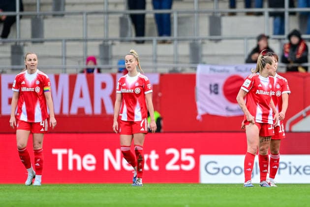 FC Bayern players looking disappointed after conceding the 0 1 goal, disappointment, frustration, disappointed, pessimistic, 22 02 2026, Munich Germany , Soccer, Google Pixel Women Bundesliga, FC Bayern München VfL Wolfsburg, DFB DFL REGULATIONS PROHIBIT ANY USE OF PHOTOGRAPHS AS IMAGE SEQUENCES AND OR QUASI VIDEO xslx