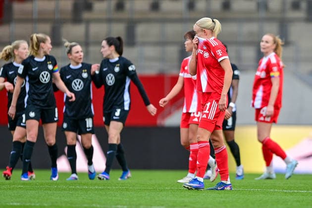 In front Pernille HARDER FC Bayern Muenchen, FCB, 21 looking disappointed after conceding the goal, disappointment, frustration, disappointed, pessimistic, in the background the players of VfL Wolfsburg cheer the goal, 22 02 2026, Munich Germany , Soccer, Google Pixel Womens Bundesliga, FC Bayern München VfL Wolfsburg, DFB DFL REGULATIONS PROHIBIT ANY USE OF PHOTOGRAPHS AS IMAGE SEQUENCES AND OR QUASI VIDEO xslx