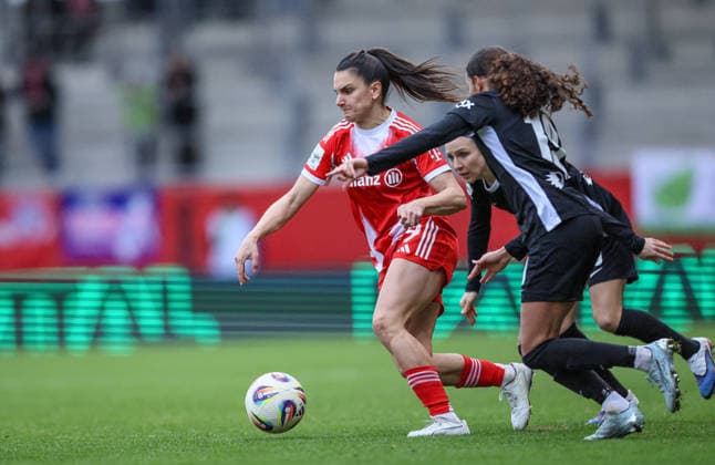 GER, Munich, FC Bayern Munich vs Vfl Wolfsburg, Google Pixel Womens Bundesliga, Football, DFB, Season 2025 2026, FC Bayern Campus, 19 Matchday in picture v l Jovana DamnjanoviÄ‡ Bayern Munich Women 9 , Kessya Bussy VfL Wolfsburg Women 19 , Duel DFB DFL REGULATIONS PROHIBIT ANY USE OF PHOTOGRAPHS AS IMAGE SEQUENCES AND OR QUASI VIDEO, 22 02 2026 Copyright: HMBxMedia HendrikxHamelau