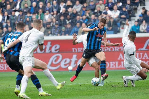 22nd February 2026; Gewiss Stadium, Bergamo, Italy, Serie A Football, Atalanta versus Napoli; Mario Pasalic of Atalanta BC under pressure from Antonio Vergara of SSC Napoli  EmanuelexPennacchio Content restricted for UK based newspaper