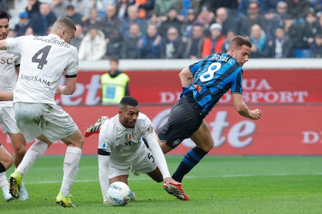 22nd February 2026; Gewiss Stadium, Bergamo, Italy, Serie A Football, Atalanta versus Napoli; Mario Pasalic of Atalanta BC under pressure from Juan Jesus of SSC Napoli  EmanuelexPennacchio Content restricted for UK based newspaper
