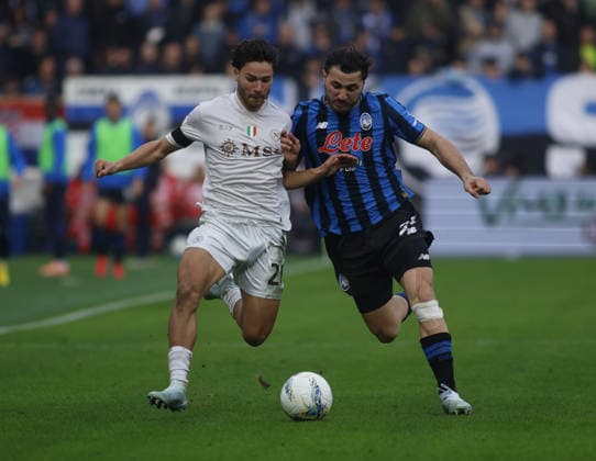 Antonio Vergara of SSC Napoli and Sead Kolasinac of Atalanta BC during the Italian Serie A, 2025 2026 season, football match between Atalanta BC and SSC Napoli on 22 February 2026 at New Balance Stadium, Bergamo, Italy. Photo Nderim Kaceli  Copyright: xNderimxKaceli IPAxSportx xipa-agency.netx xx IPA_71875550 IPA_Agency_IPA71875550