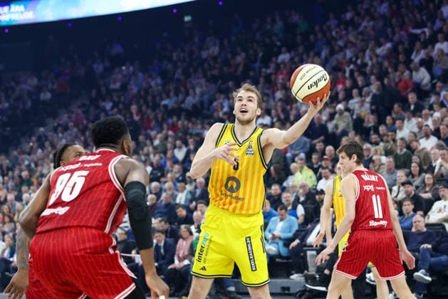 Malte Delow Alba Berlin, 06 with Ejiofor Onu BMA365 Bamberg Baskets, 35 and Richard Balint BMA365 Bamberg Baskets, 11 , GER, BMA365 Bamberg Baskets vs Alba Berlin, Basketball, BBL Pokal, BMW TOP FOUR, Final, Season 2025 2026, 22 02 2026, GER, BMA365 Bamberg Baskets vs Alba Berlin, Basketball, BBL Pokal, BMW TOP FOUR, Final, Season 2025 2026, 22 02 2026 Muenchen Copyright: xEibner-Pressefoto JennixMaulx EP_JML
