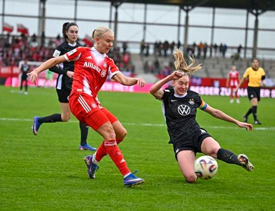 22 02 2026, Google Pixel Womens Soccer Bundesliga 2025 2026, Matchday 19, FC Bayern Munich VfL Wolfsburg, at Bayern Campus Munich, v l Pernille Harder FC Bayern Munich vs Janina Minge Wolfsburg