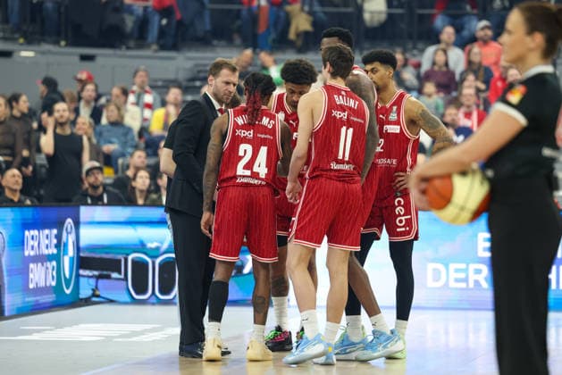 Team circle Bamberg Baskets with Anton Gavel BMA365 Bamberg Baskets, head coach during a time-out, GER, BMA365 Bamberg Baskets vs Alba Berlin, Basketball, BBL Pokal, BMW TOP FOUR, Final, Season 2025 2026, 22 02 2026, GER, BMA365 Bamberg Baskets vs Alba Berlin, Basketball, BBL Pokal, BMW TOP FOUR, Final, Season 2025 2026, 22 02 2026 Muenchen Copyright: xEibner-Pressefoto JennixMaulx EP_JML