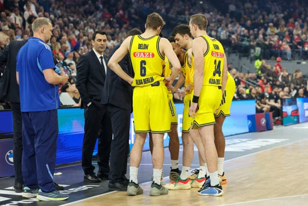 Team circle Alba Berlin during a timeout, GER, BMA365 Bamberg Baskets vs Alba Berlin, Basketball, BBL Cup, BMW TOP FOUR, Final, Season 2025 2026, 22 02 2026, GER, BMA365 Bamberg Baskets vs Alba Berlin, Basketball, BBL Cup, BMW TOP FOUR, Final, Season 2025 2026, 22 02 2026 Muenchen Copyright: xEibner-Pressefoto JennixMaulx EP_JML