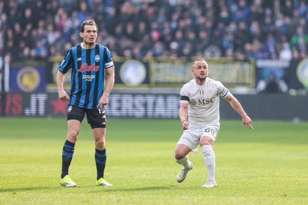 Atalanta BC v SSC Napoli - Serie A Stanislav Lobotka of SSC Napoli and Marten de Roon of Atalanta BC are in action during the Serie A football match between Atalanta BC and SSC Napoli in Bergamo, Italy, on February 22, 2026, at New Balance Arena. Bergamo Italy  Copyright: xEmanuelexComincinix originalFilename:comincini-atalanta260222_np7lM.jpg