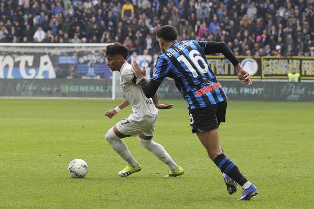 Alisson Santos of SSC Napoli competes for the ball with Raul Bellanova of Atalanta BC during Atalanta BC vs SSC Napoli, 26Â° Serie A Enilive 2025-26 game at New Balance arena in Bergamo (BG), Italy, on February 22, 2026.  Copyright: xDavidexCasentini IPAxSportx xipa-agency.netx xx IPA_71874030 IPA_Agency_IPA71874030