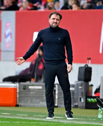 22 02 2026, Google Pixel Womens Soccer Bundesliga 2025 2026, Matchday 19, FC Bayern Munich VfL Wolfsburg, at Bayern Campus Munich, Coach Jose Barcala FC Bayern Munich dissatisfied