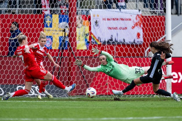 Kessya Bussy VFL Wolfsburg Women, 19 on her goal for 0 1 against Linda Dallmann FC Bayern Muenchen Women, 10 , Giulia Gwinn FC Bayern Muenchen Women, 07 and Ena Mahmutovic goalkeeper, FC Bayern Muenchen Women, 32 GER, FC Bayern Muenchen Women vs VfL Wolfsburg, Football, Google Pixel Women Bundesliga, 19 Matchday, Season 2025 2026, 22 02 2026 DFL DFB REGULATIONS PROHIBIT ANY USE OF PHOTOGRAPHS as IMAGE SEQUENCES and or QUASI VIDEO GER, FC Bayern Muenchen Frauen vs VfL Wolfsburg, Football, Google Pixel Frauen Bundesliga, 19 Matchday, Season 2025 2026, 22 02 2026 Muenchen Copyright: xEibner-Pressefoto HeikexFeinerx EP_HFR
