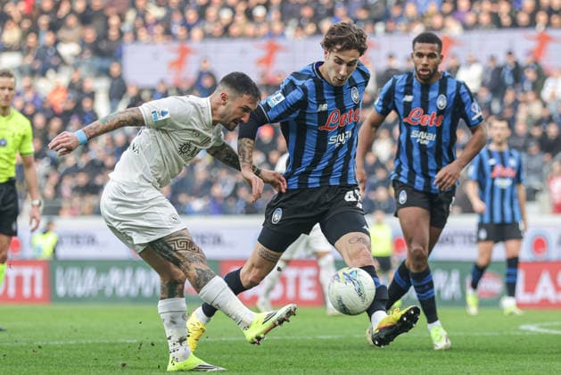 Napoli™s Matteo Politano Atalanta™s Lorenzo Bernasconi during the Serie A soccer match between A.C Atalanta B.C. and Napoli at the New Balance Arena in Bergamo, Italy - Sunday, February 22, 2026. - Soccer .  Copyright: xStefanoxNicoli LaPressex
