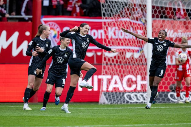 The Wolfsburg women celebrate with Kessya Bussy VFL Wolfsburg Frauen, 19 their goal for 0 1 GER, FC Bayern Muenchen Frauen vs VfL Wolfsburg, Football, Google Pixel Frauen Bundesliga, 19 Matchday, Season 2025 2026, 22 02 2026 DFL DFB REGULATIONS PROHIBIT ANY USE OF PHOTOGRAPHS as IMAGE SEQUENCES and or QUASI VIDEO GER, FC Bayern Muenchen Frauen vs VfL Wolfsburg, Football, Google Pixel Frauen Bundesliga, 19 Spieltag, Saison 2025 2026, 22 02 2026 Muenchen Copyright: xEibner-Pressefoto HeikexFeinerx EP_HFR