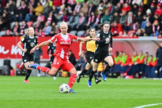 Google Pixel Womens Bundesliga FC Bayern Munich VfL Wolfsburg 22 02 2026 MUNICH, GERMANY 22 FEBRUARY on the ball Pernille HARDER FC Bayern Munich 21 during the match between the women of FC Bayern Munich and the women of VfL Wolfsburg on match day 19 of the Google Pixel Womens Bundesliga at FC Bayern Campus Copyright: xBEAUTIFULxSPORTS Goldbergx