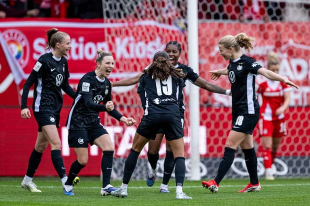 The Wolfsburg women celebrate with Kessya Bussy VFL Wolfsburg Frauen, 19 their goal for 0 1 GER, FC Bayern Muenchen Frauen vs VfL Wolfsburg, Football, Google Pixel Frauen Bundesliga, 19 Matchday, Season 2025 2026, 22 02 2026 DFL DFB REGULATIONS PROHIBIT ANY USE OF PHOTOGRAPHS as IMAGE SEQUENCES and or QUASI VIDEO GER, FC Bayern Muenchen Frauen vs VfL Wolfsburg, Football, Google Pixel Frauen Bundesliga, 19 Spieltag, Saison 2025 2026, 22 02 2026 Muenchen Copyright: xEibner-Pressefoto HeikexFeinerx EP_HFR