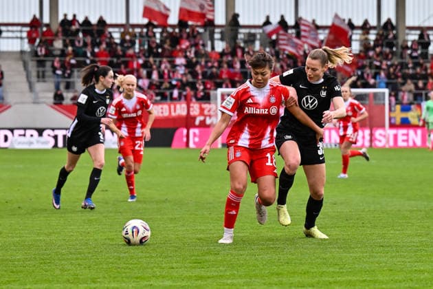 Google Pixel Womens Bundesliga FC Bayern Munich VfL Wolfsburg 22 02 2026 MUNICH, GERMANY 22 FEBRUARY in the duel Momoko TANIKAWA FC Bayern Munich 18 and Sarai LINDER VfL Wolfsburg Women 39 during the match between the women of FC Bayern Munich and the women of VfL Wolfsburg on matchday 19 of the Google Pixel Womens Bundesliga at FC Bayern Campus Copyright: xBEAUTIFULxSPORTS Goldbergx
