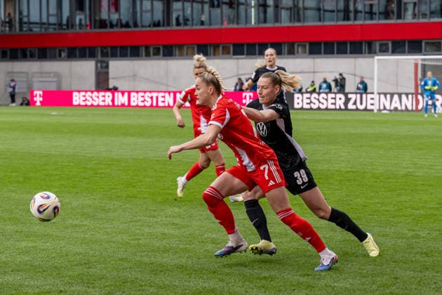 Fight for the ball duel between Sarai Linder VFL Wolfsburg Women, 39 and Giulia Gwinn FC Bayern Muenchen Women, 07 GER, FC Bayern Muenchen Women vs VfL Wolfsburg, Football, Google Pixel Women Bundesliga, Matchday 19, Season 2025 2026, 22 02 2026 DFL DFB REGULATIONS PROHIBIT ANY USE OF PHOTOGRAPHS as IMAGE SEQUENCES and or QUASI VIDEO GER, FC Bayern Muenchen Frauen vs VfL Wolfsburg, Football, Google Pixel Frauen Bundesliga, 19 Spieltag, Saison 2025 2026, 22 02 2026 Muenchen Copyright: xEibner-Pressefoto HeikexFeinerx EP_HFR
