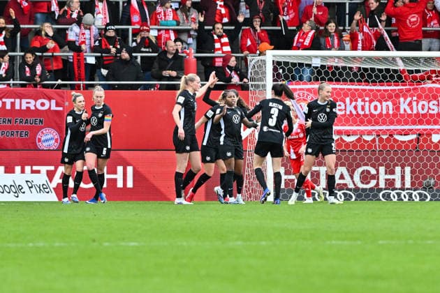 Google Pixel Womens Bundesliga FC Bayern Munich VfL Wolfsburg 22 02 2026 MUNICH, GERMANY 22 FEBRUARY Wolfsburg women cheer after Kessya BUSSY VfL Wolfsburg women 19 goal goal scorer joy Happy during the match between the women of FC Bayern Munich and the women of VfL Wolfsburg on matchday 19 of the Google Pixel Womens Bundesliga at FC Bayern Campus Copyright: xBEAUTIFULxSPORTS Goldbergx