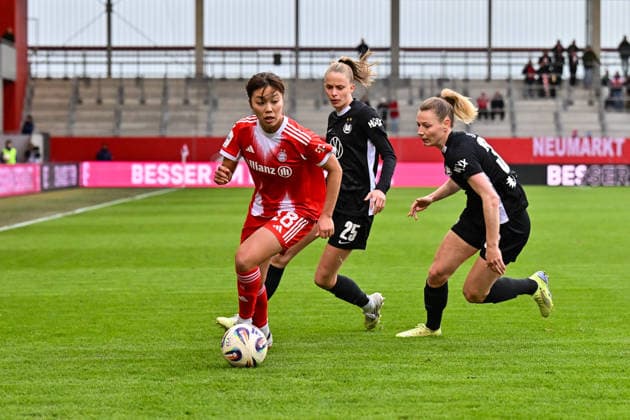 Google Pixel Womens Bundesliga FC Bayern Munich VfL Wolfsburg 22 02 2026 MUNICH, GERMANY 22 FEBRUARY in the duel Momoko TANIKAWA FC Bayern Munich 18 and Sarai LINDER VfL Wolfsburg Women 39 during the match between the women of FC Bayern Munich and the women of VfL Wolfsburg on matchday 19 of the Google Pixel Womens Bundesliga at FC Bayern Campus Copyright: xBEAUTIFULxSPORTS Goldbergx