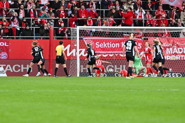 Google Pixel Womens Bundesliga FC Bayern Munich VfL Wolfsburg 22 02 2026 MUNICH, GERMANY 22 FEBRUARY Wolfsburg women cheer after Kessya BUSSY VfL Wolfsburg women 19 goal goal scorer joy Happy during the match between the women of FC Bayern Munich and the women of VfL Wolfsburg on matchday 19 of the Google Pixel Womens Bundesliga at FC Bayern Campus Copyright: xBEAUTIFULxSPORTS Goldbergx