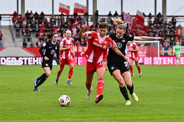 Google Pixel Womens Bundesliga FC Bayern Munich VfL Wolfsburg 22 02 2026 MUNICH, GERMANY 22 FEBRUARY in the duel Momoko TANIKAWA FC Bayern Munich 18 and Sarai LINDER VfL Wolfsburg Women 39 during the match between the women of FC Bayern Munich and the women of VfL Wolfsburg on matchday 19 of the Google Pixel Womens Bundesliga at FC Bayern Campus Copyright: xBEAUTIFULxSPORTS Goldbergx